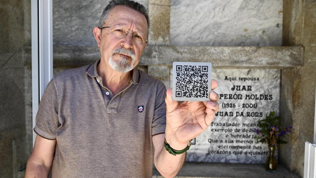 Juan José Esperón Recarey, co código QR ante o panteón da súa familia.