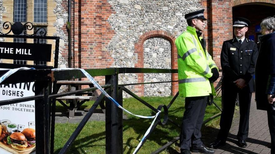 Theresa May habla con responsables policiales.