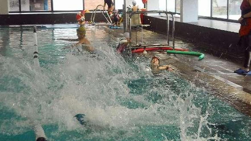 Usuarios en la piscina municipal de Moaña.  // G.N.