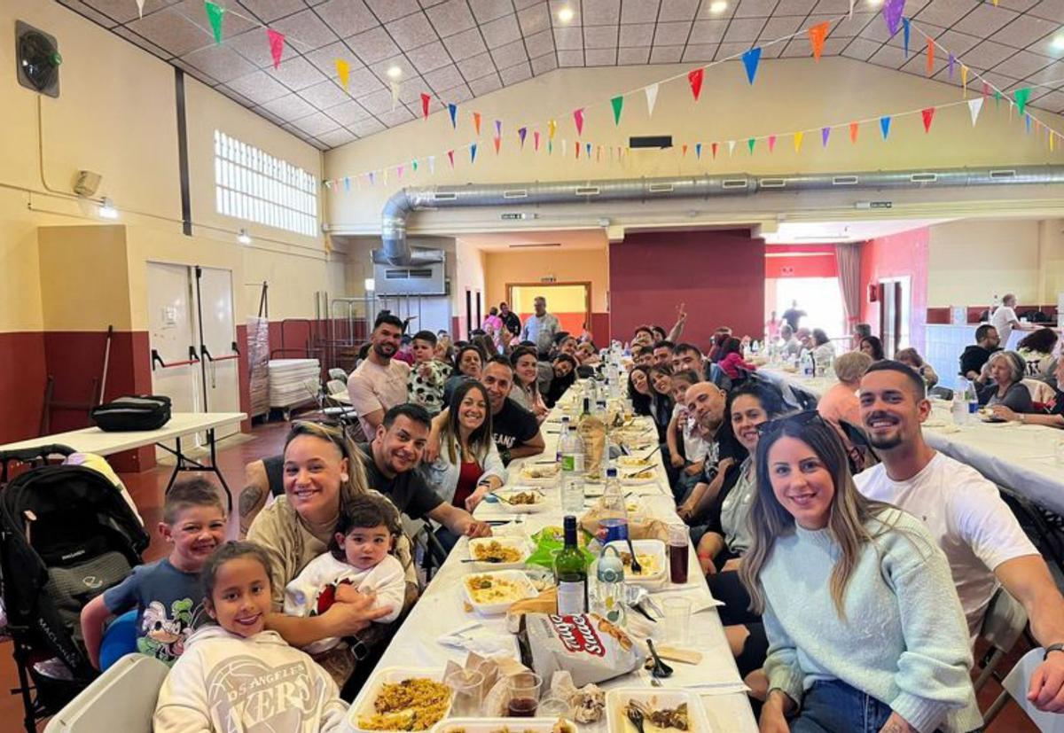 Unas 140 personas compartieron comida en Grisén. 