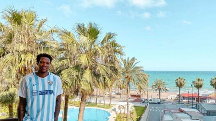 Deon Thompson posa con la camiseta del Málaga CF.