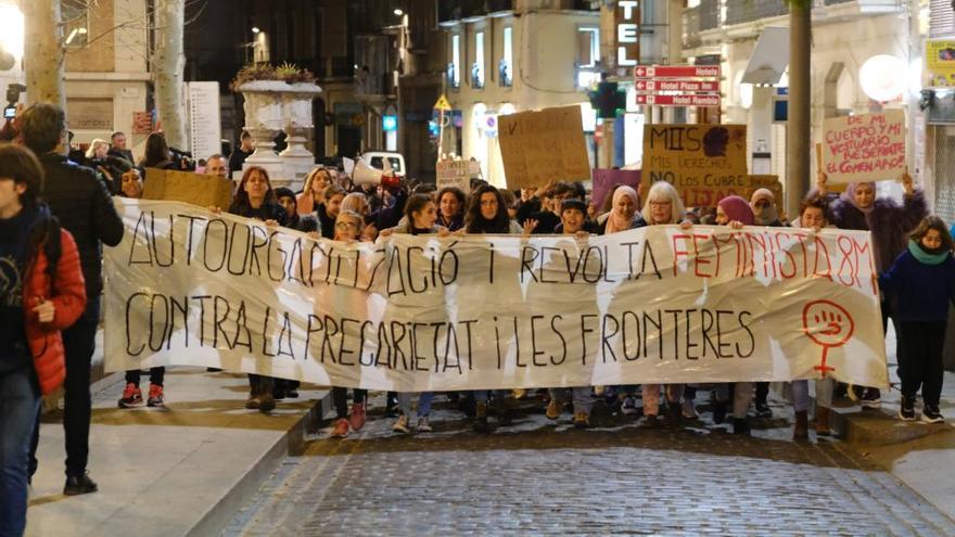 Capçalera de la manifestació a la Rambla de Figueres.