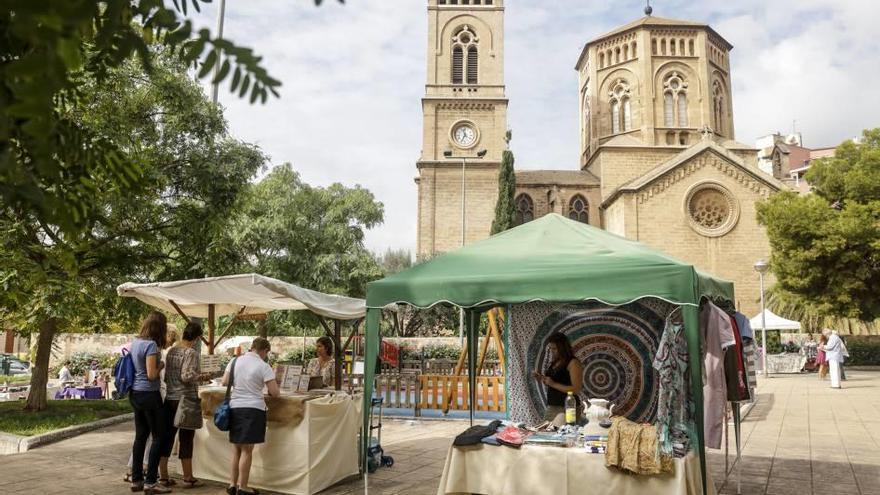 Los puestos de artesanía están cada primer domingo de mes en la plaza Verge del Miracle.