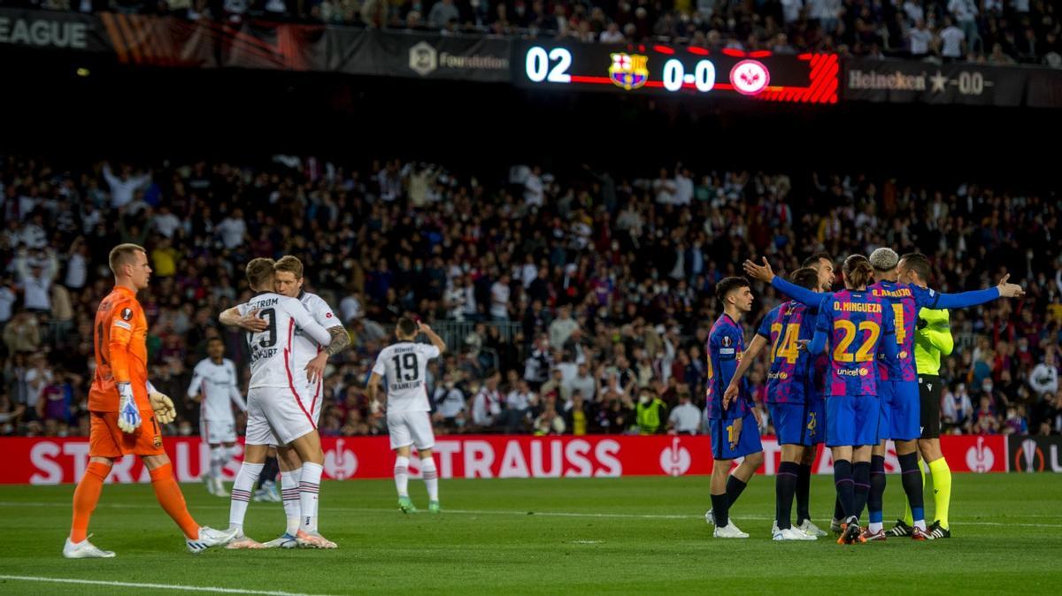 Los jugadores del Barça protestan el penalti de Eric García al árbitro en el Camp Nou.