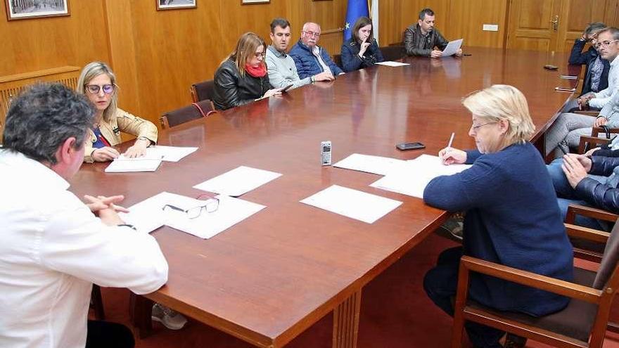 La comisión de Contas que aprobó la bonificación del IBI a las granjas. // Bernabé / Juan Carlos Asorey