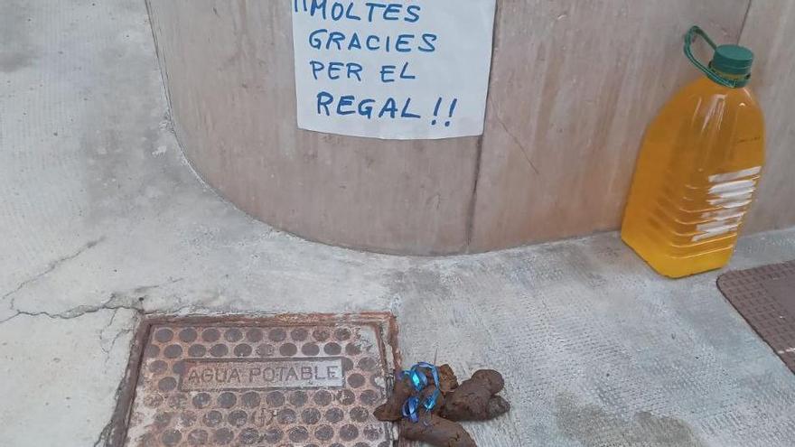 Un escrito de queja ante las deposiciones de una mascota en la calle.