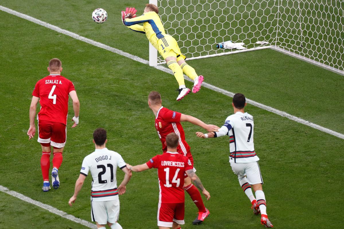 Gulacsi, el meta húngaro, despeja un gran cabezazo de Pepe en el Puskas Arena de Budapest.