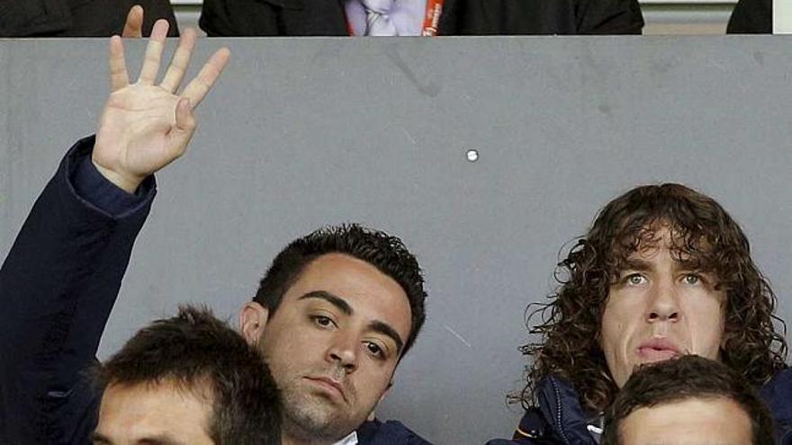 Xavi junto a Puyol presenciando la final del Europeo de la sub-17.