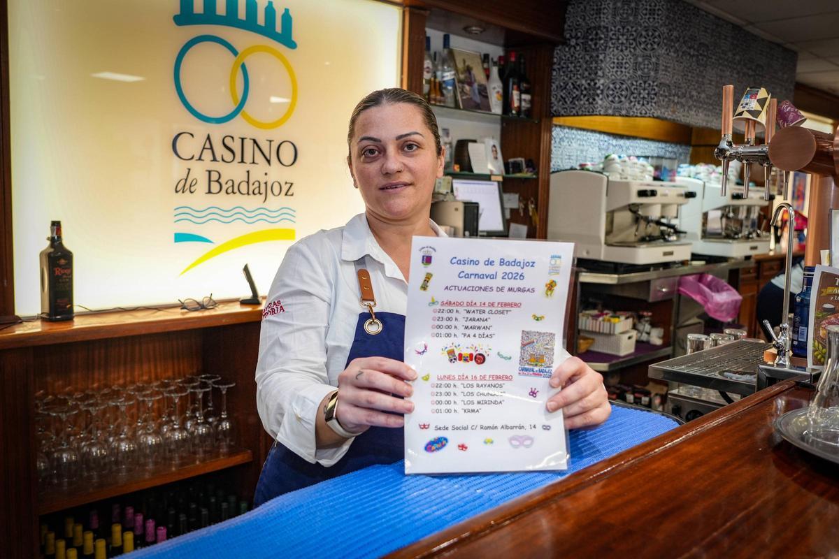 Jennifer de la Flor, del Casino de Badajoz, sujeta el cartel de Carnaval