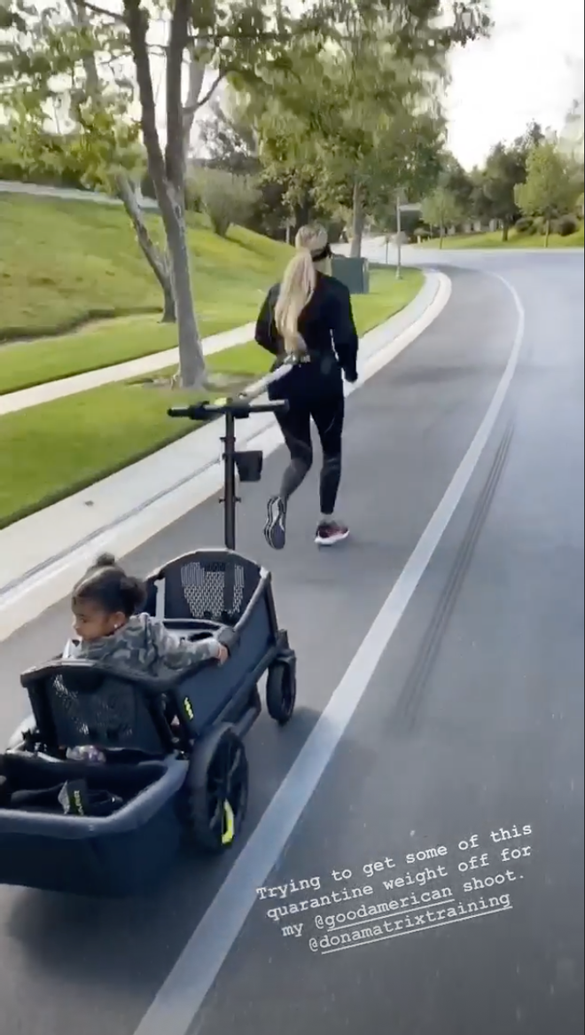 Khloé Kardashian entrenando con su hija en el carrito