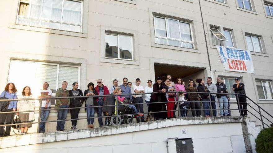 Afectados por la extinción de alquileres sociales, ayer, ante el edificio en A Patiña.