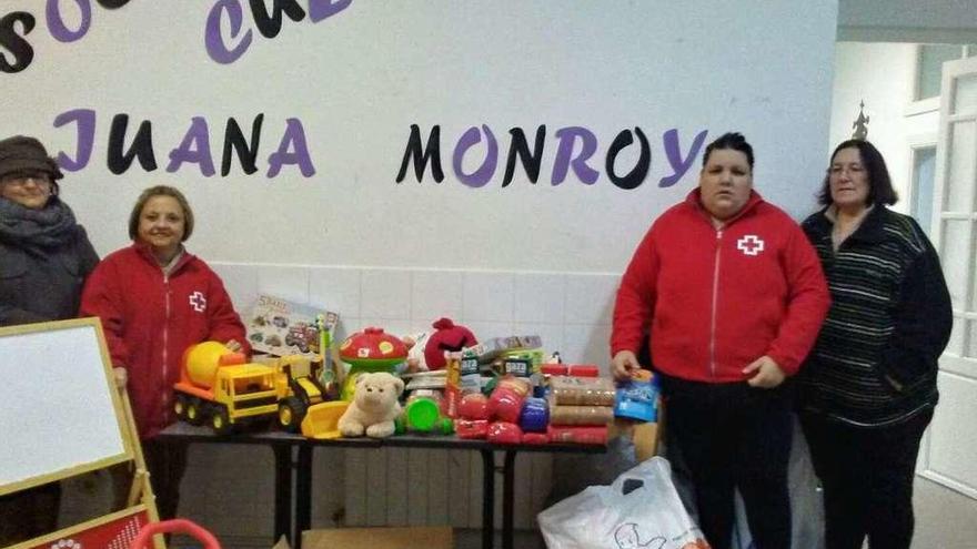 La asociación Juana Monroy dona ropa, juguetes y alimentos a Cruz Roja