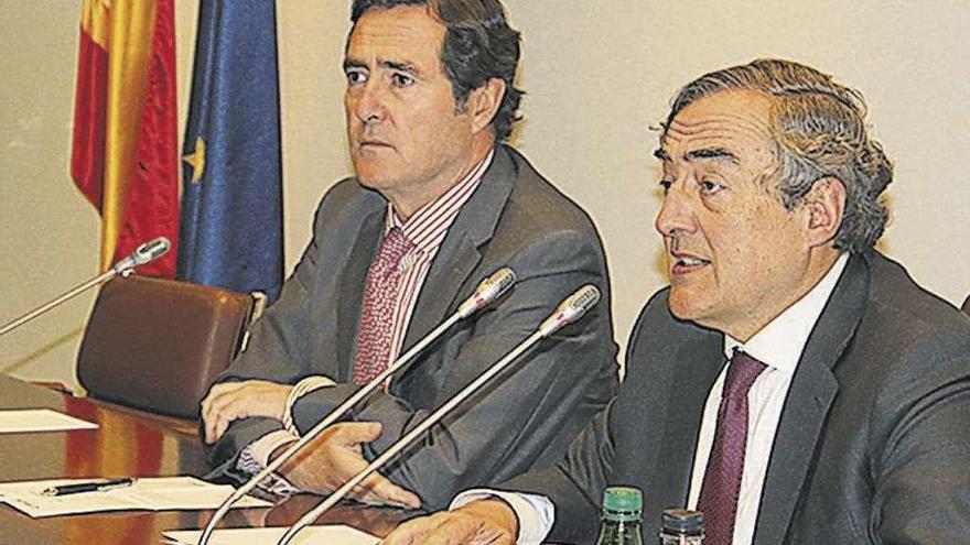 El vicepresidente de la CEOE, Antonio Garamendi, y Juan Rosell durante una rueda de prensa.