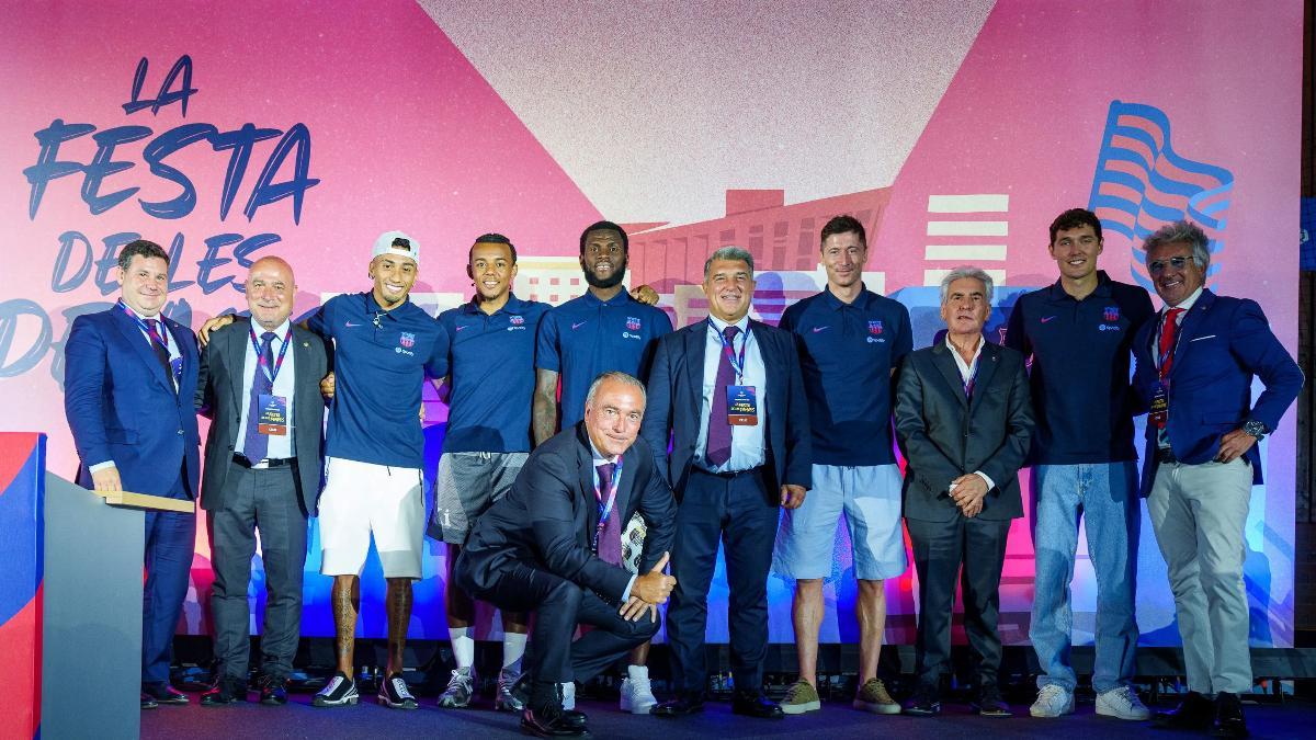 Los fichajes, ante los peñistas en la previa del Gamper