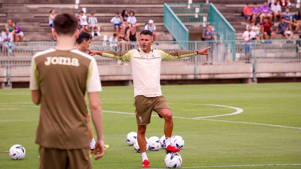 Iván Ania da instrucciones en el entrenamiento a puertas abiertas de la pasada semana.