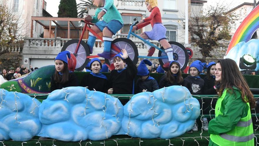 Figurantes en una carroza en la Cabalgata de Reyes.