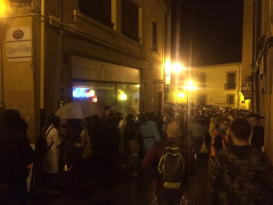 El botellón de carnaval llena de basura el Antiguo