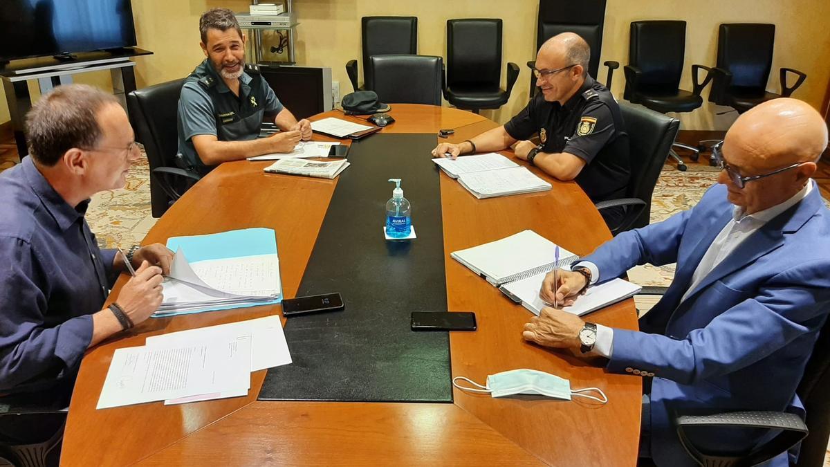 El subdelegado, Ángel Blanco, en la reunión con Guardia Civil y Policía Nacional