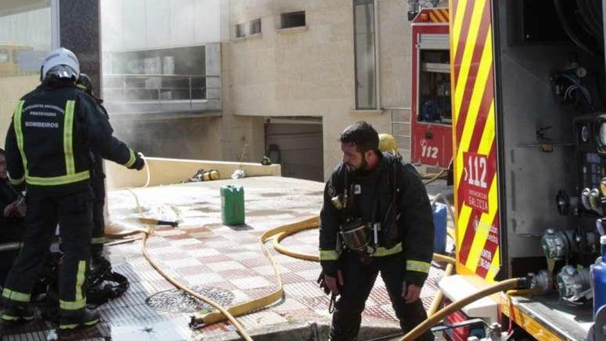 Un equipo de los bomberos porriñeses en un incendio. // José Lores