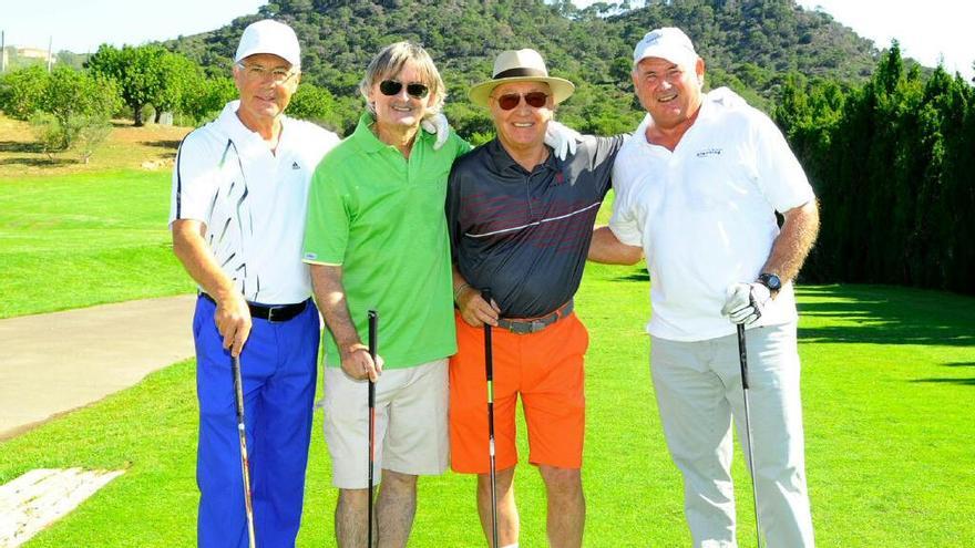 Beckenbauer, en Pula, junto al expresidente del Mallorca Monti Galmés y otros dos practicantes de golf.