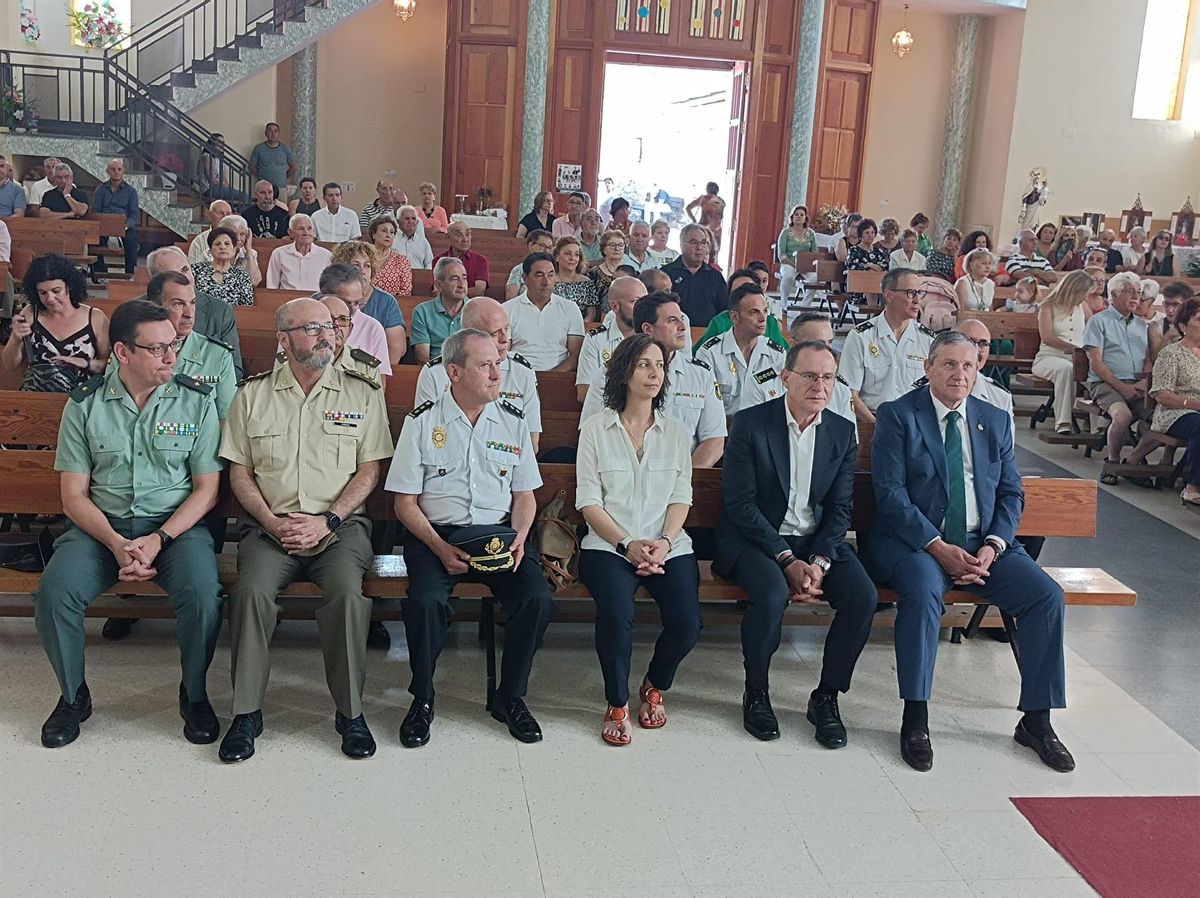 Autoridades, responsables de las Fuerzas de Seguridad y vecinos asisten a la misa oficiada en Ferreras de Abajo.