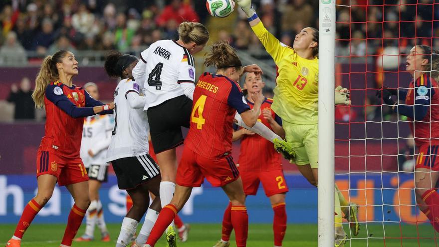 Cata Coll despeja un balón ante el intento de una atacante alemana de cabecear. |  Efe