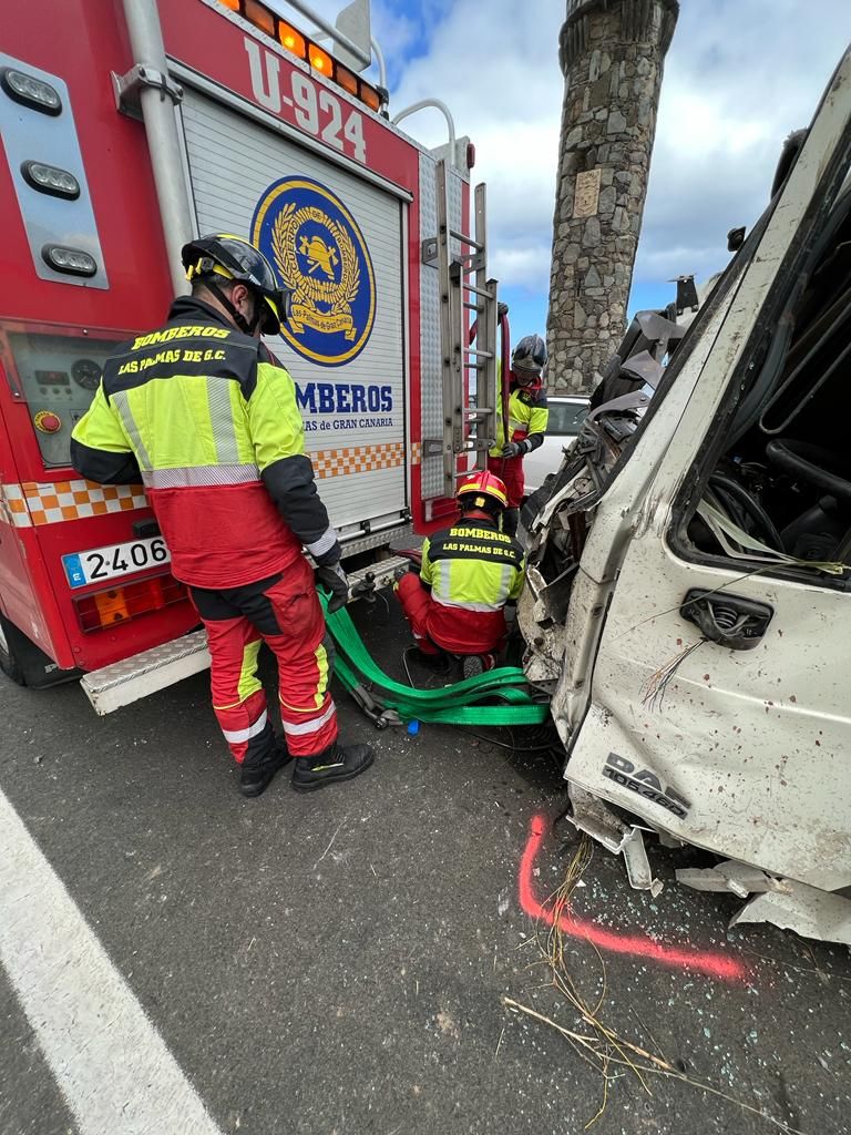 Un camión se salta la mediana acaba en una ladera cerca de La Laja