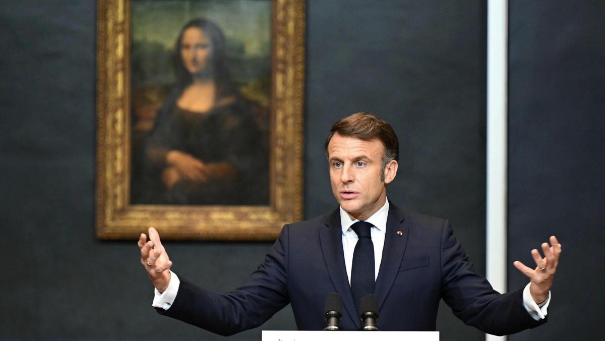 Emmanuel Macron pronuncia un discurso frente a la Mona Lisa, de Leonardo da Vinci, durante su visita al Museo del Louvre.