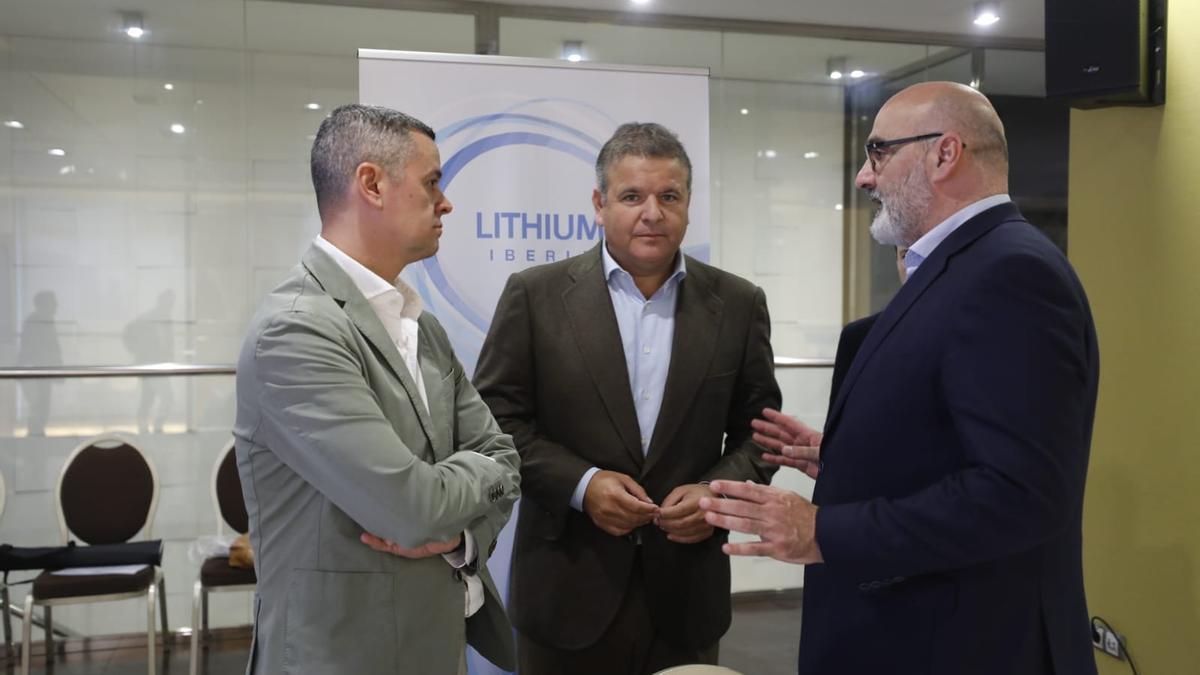 Representantes de Lithium Iberia, este viernes en un encuentro mantenido con este diario.