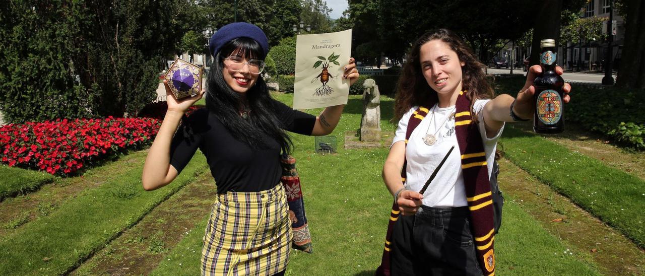 Larissa Fernandes y Marta Ureña, fans de Harry Potter, posan en Vigo con objetos de la saga de Rowling, desde la bufanda, a la varita, la cerveza o la rana de chocolate.