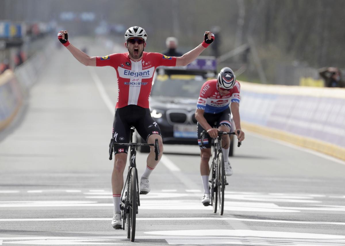 Kasper Asgreen celebra su victoria ante Mathieu Van der Poel.