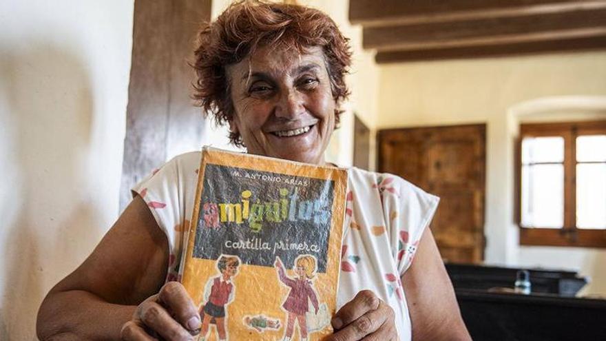 Santaeulàlia amb el llibre amb què va aprendre a llegir