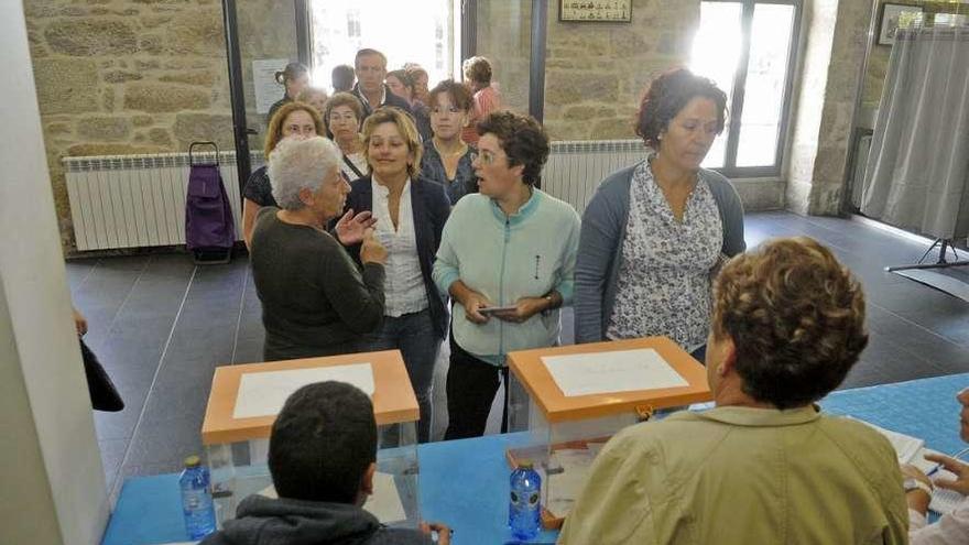 Cola en una cofradía gallega para votar en las elecciones de 2014.