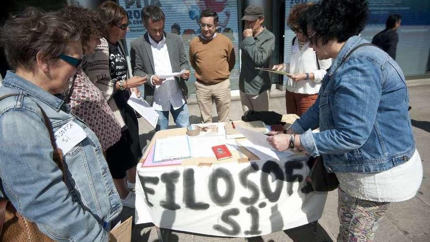 Recogida de firmas en A Coruña para pedir que Filosofía volviese a ser obligatoria en 2º de Bachillerato.