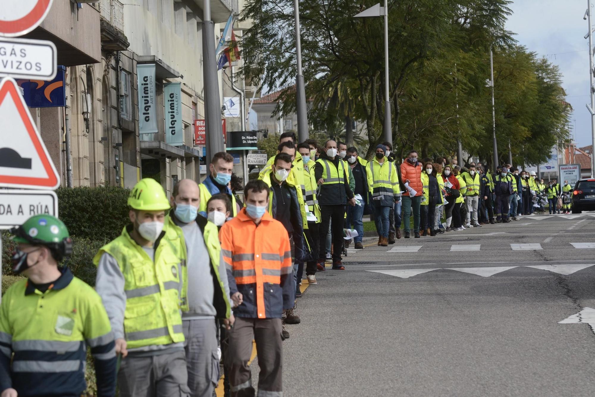 Manifestación con cadena humana de los trabajadores de ENCE