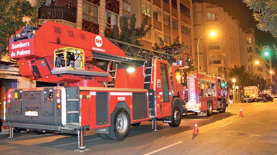 Los bomberos sofocan un incendio en la coladuría de un piso en Palma