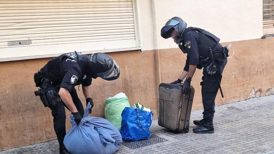 La Policía Local de Palma interviene varios mercadillos ilegales de segunda mano en el barrio de Son Gotleu