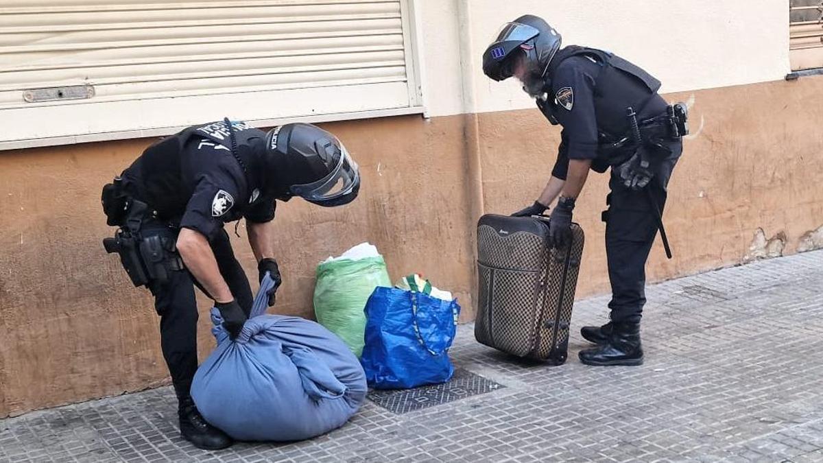La Policía Local de Palma interviene varios mercadillos ilegales de segunda mano en el barrio de Son Gotleu.