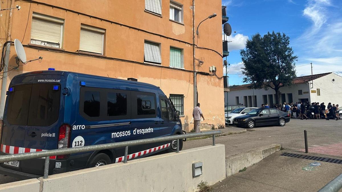 Un furgón de los Mossos vigila una zona de Girona, este viernes.