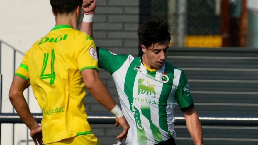 Rubén Vilela pugna por un balón ante un jugador rival. |  //  RACING SANTANDER