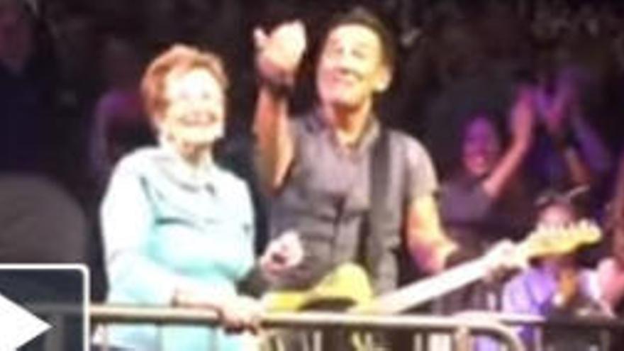 Bruce Springsteen ballant amb la seva mare, Adele.
