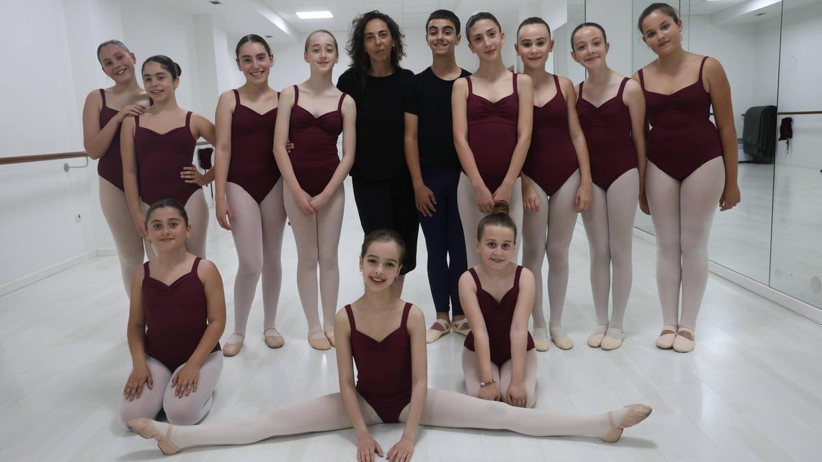 Gema Pizarro con un grupo de jóvenes bailarinas.