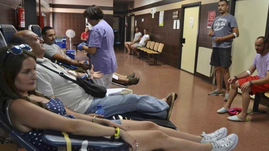 Donantes de sangre ayer, en el Centro de Salud Benavente Sur, iniciando la campaña de verano.