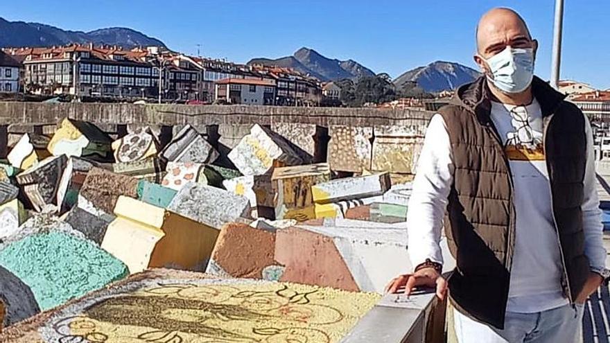 Iván García, junto a los “Cubos de la Memoria”. | Eva San Román