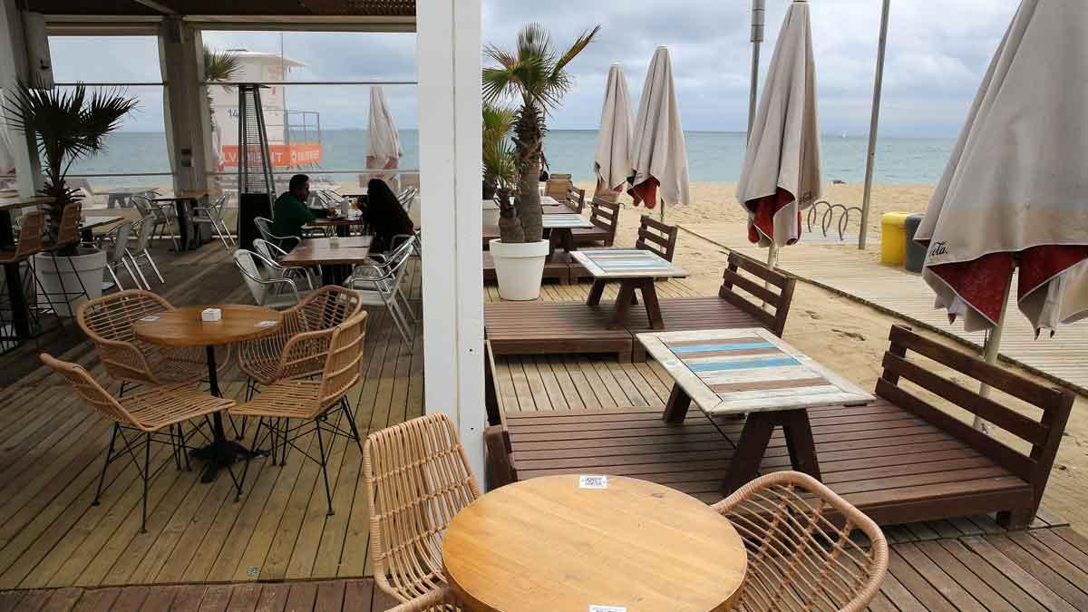 Terraza de un chiringuito de playa barcelonés, el verano pasado.