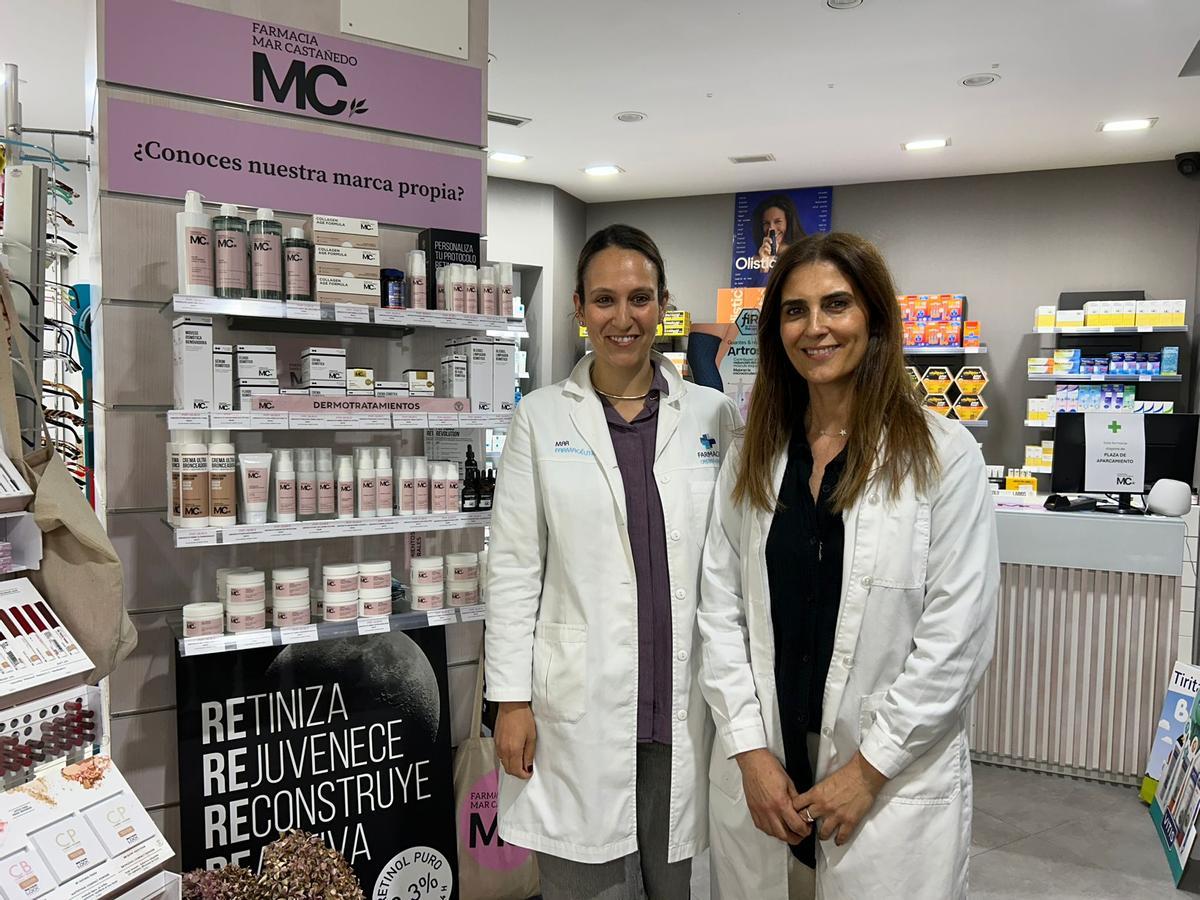 Mar y Cristina Menéndez-Castañedo, en su farmacia de Salas, junto a su gama de productos para el cuidado de la piel.
