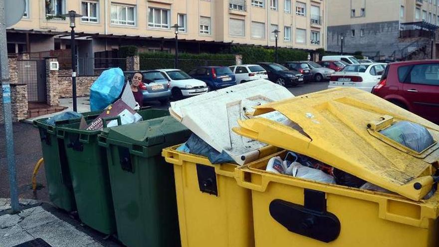 Una vecina deposita una bolsa en una isla de contenedores en Andurique.