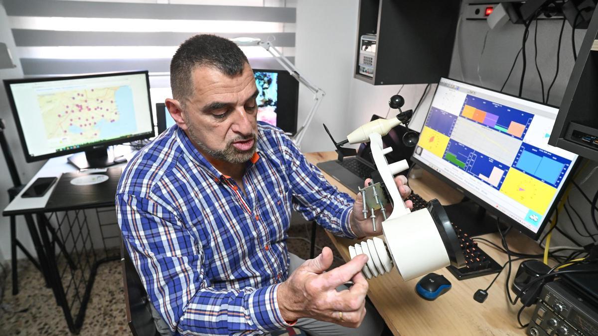 Bruno Bañuls, uno de los impulsores de MeteoElx, muestra el equipamiento en su casa de Carrús desde donde hace el monitoreo