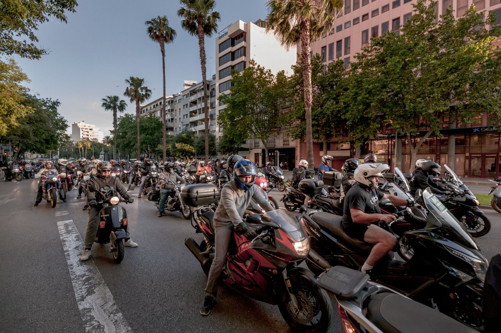 Palma se colapsa de motos en protesta contra la ORA y la prohibición de circular en Acire