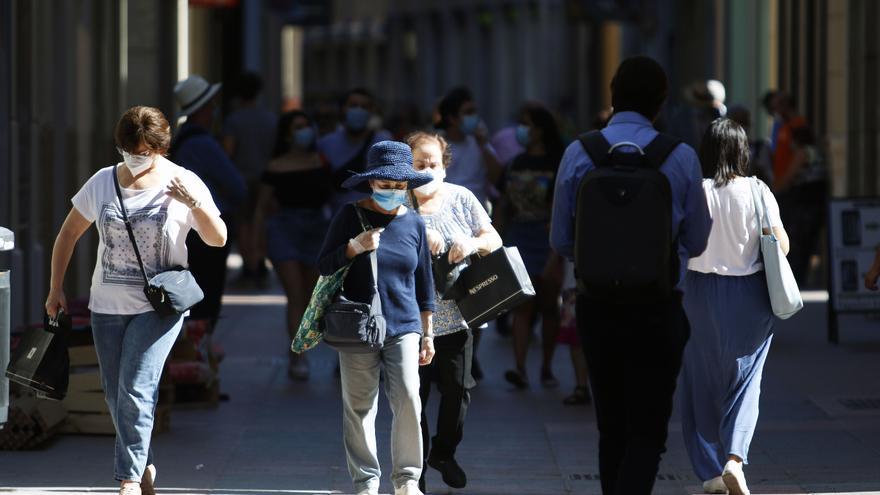 Personas hacen uso de las mascarillas frente al virus COVID-19